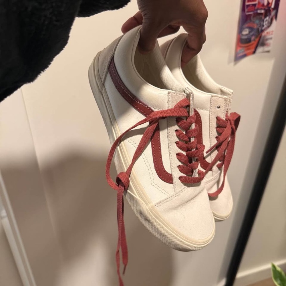 Vans Women's Low-Top Sneakers in Cream with Rose Stripe
